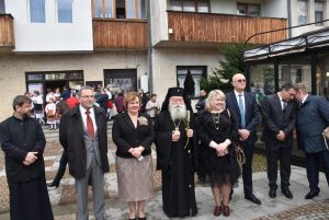 cvetnica104182 С ритуала „По вода“ на Цветница в Ловеч за кумичката на празника бе избрана Христина Цанкова