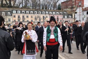 cvetnica104184 С ритуала „По вода“ на Цветница в Ловеч за кумичката на празника бе избрана Христина Цанкова