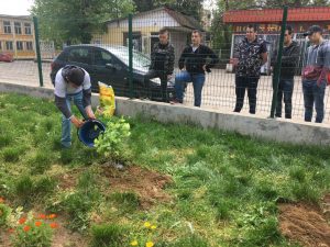 pochistvane2004181 По повод Деня на Земята – 22 април, ученици засадиха дърво и почистваха около училището си