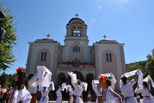 praziklovech2604181 Иконата на Светите братя Кирил и Методий и знамето на Община Ловеч начело на празничното шествие на 11 май