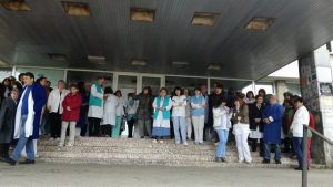 bolnicaprotest305181 Работещите в болницата в Ловеч излязоха на протест и блокираха една от основните улици в града