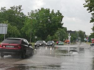 dajd2405181 Екипи на Пожарната са участвали в отводняването на 3 магазина и 8 мазански помещения в града