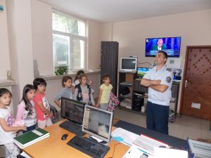 decapolice1805181 322 деца от пет троянски училища гостуваха в РУ Троян, в седмицата от 14 до 18 май