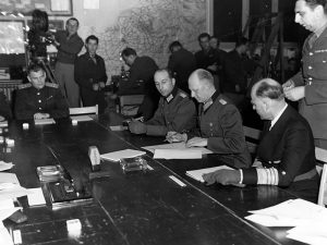 kapitulacia905181 На 7 май 1945 г. във френският град Реймс, в 2,41 ч. сутринта е подписана капитулацията на Нацистка Германия във Втората световна война