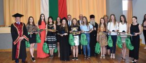 diplomiezikova1806181 Тържествено връчиха дипломите в ПЕГ „Екзарх Йосиф Първи“ в Ловеч