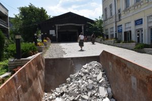 remontmost308182 Спешен ремонт на вътрешната част на Покрития мост са предприели служители на Бюджетна дейност „Комунални дейности“ към община Ловеч