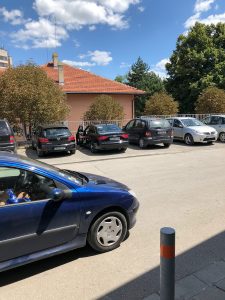 slujebnakola17081811 Гражданин пита институциите какво прави служебен автомобил на паркинга на магазин "Билла" в събота (11.08) по обяд