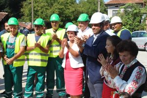 kopkateteen109184 Направена бе първата копка на предстоящата реконструкция на водопроводната мрежа в село Голям извор, община Тетевен