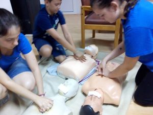 redcross150918A ОС НА БЧК ЛОВЕЧ ОБУЧИ ДОБРОВОЛЦИТЕ НА БИБЛИОТЕКАТА ЗА ОКАЗВАНЕ НА ПЪРВА ДОЛЕКАРСКА ПОМОЩ