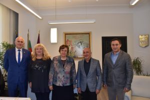 dogovosindikati510181 Подписан е колективен трудов договор между кмета и синдикатите в Община Ловеч