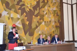 forumostove610184 Кметът на Община Ловеч Корнелия Маринова връчи Голямата награда на регионалния общински форум "Мостове за социално ангажирани предприятия" на министър Бисер Петков