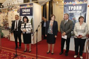 izlojbatroyan410181 Председателят на Народното събрание Цвета Караянчева откри изложба, посветена на 150-ата годишнина от обявяването на Троян за град
