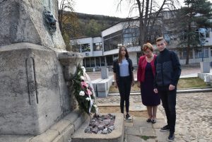 kirkov2610184 СУ „Тодор Кирков“ в Ловеч отдаде почит на своя патрон с тържество