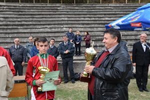 kupamanzaro2610183 Преходната купа „Юлиян Манзаров” от турнира на младежките противопожарни отряди отиде в отбора на Полски Тръмбеш