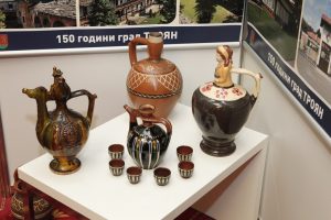 troyanizlojba410182 Председателят на Народното събрание Цвета Караянчева откри изложба, посветена на 150-ата годишнина от обявяването на Троян за град