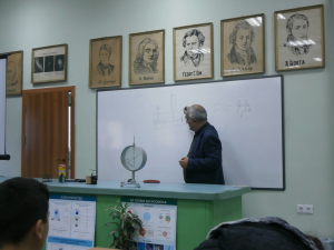 tomatomo2211181 Преподавателят в СУ „Св.Климент Охридски” инженер физик Тома Томов гостува в Гимназията