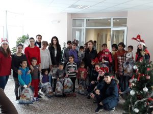 dobrovolci211218 2 МЛАДИТЕ ДОБРОВОЛЦИ НА БЧК ЛОВЕЧ, ДОБРОВОЛЦИТЕ НА БИБЛИОТЕКАТА И ОБЛАСТНИЯ УПРАВИТЕЛ ЗАРАДВАХА ДЕЦАТА В МБАЛ ЛОВЕЧ С ПОДАРЪЦИ ЗА КОЛЕДА