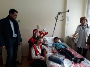 dobrovolci211218 4 МЛАДИТЕ ДОБРОВОЛЦИ НА БЧК ЛОВЕЧ, ДОБРОВОЛЦИТЕ НА БИБЛИОТЕКАТА И ОБЛАСТНИЯ УПРАВИТЕЛ ЗАРАДВАХА ДЕЦАТА В МБАЛ ЛОВЕЧ С ПОДАРЪЦИ ЗА КОЛЕДА