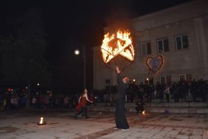 elhalovech512185 Коледното настроение превзе Ловеч с голяма цветна елха, базар и пищна заря