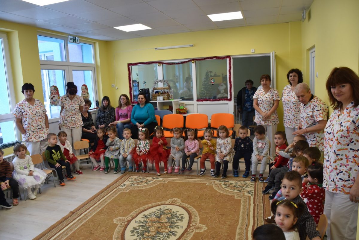 koledadg1712183 Дядо Коледа посещава всяка детска градина и ясла в Ловеч