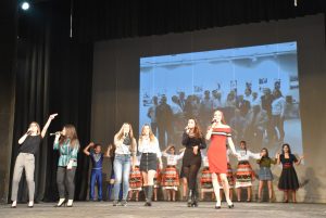 koncertkomi1412181 С песента „Заедно“ завърши благотворителният концерт на ловешки ученици