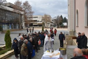 nikulden612181 По традиция за Никулден в Ловеч на желаещите граждани беше раздаден рибен курбан за здраве и благоденствие