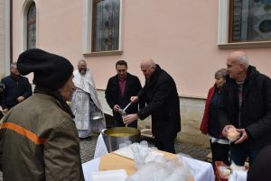 nikulden612183 По традиция за Никулден в Ловеч на желаещите граждани беше раздаден рибен курбан за здраве и благоденствие