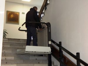 platformatroyan412181 В навечерието на 3 декември – Ден на хората с увреждания, в Община Троян беше монтирана платформа за хора с двигателни увреждания