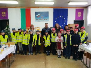 policekids2012181 1 Малките полицаи от ловешките ДПУ изпълниха сградата на ОД МВР-Ловеч с коледно настроение и зарадваха всички служители