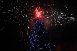 tetevenelha212185 Тетевенската коледна елха грейна под светлините на празнична заря и концер