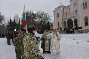 bogoiavlenie56 Ивайло Енчев за трета година извади Богоявленския кръст от река Осъм в Ловеч