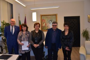 ktdlovech1701191 Кметът на Ловеч и синдикатите подписаха колективен трудов договор за системата на предучилищното и училищно образование
