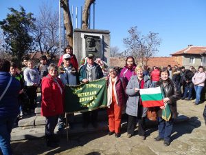 15 Туристи на ТД Стратеш пред паметника на Левски в Къкринското ханче Традиционния поход на ТД"Стратеш" ПО ПОСЛЕДНИЯ СВОБОДЕН ПЪТ НА АПОСТОЛ