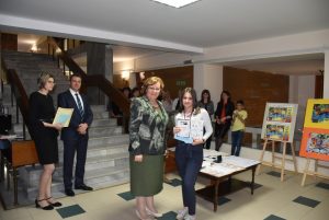 a 66 КМЕТЪТ НА ЛОВЕЧ НАГРАДИ МАЛКИТЕ ХУДОЖНИЦИ ОТ ИЗЛОЖБАТА „ДЕЦАТА, СЪДЪТ И СЪДЕБНАТА ВЛАСТ”