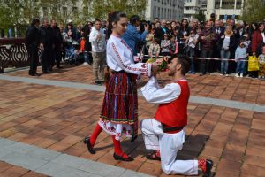 cvetnicalovech210419 6 Красивата Кристина стана Кумичка на ловешката Цветница! Ритуалът „По вода“ събра стотици в центъра на Ловеч