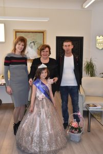 gr 31 ПОБЕДИТЕЛКАТА ОТ ДЕТСКИЯ КОНКУРС LITTLE MISS GALAXY 2019 ИМАШЕ СРЕЩА С КМЕТА НА ЛОВЕЧ