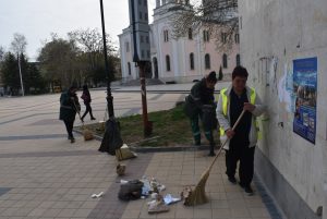 k 218 Община Ловеч: Кметът на Ловеч иска да види тримата младежи, които на 2 април замърсиха центъра на града