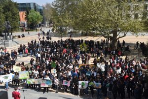 uchenicishestvie2204193 Стотици ученици в Ловеч подкрепиха инициатива на шведската активистка Грета Нунберг „Петъци за бъдеще“