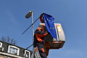 znamenapodmiana1704191 За празниците подменят знамената по централните улици в Ловеч
