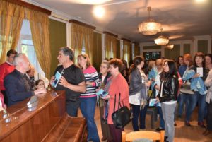 dobribanevlovech1305191 Препълнена зала в Ловеч посрещна поета Добромир Банев при представянето на новата му книга „Любов до синьо“