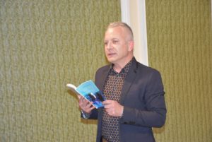 dobribanevlovech1305195 Препълнена зала в Ловеч посрещна поета Добромир Банев при представянето на новата му книга „Любов до синьо“