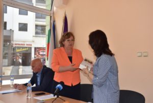 obshtinalibl2805191 Сборникът „100 години от болшевишкия преврат в Русия и влиянието му в България" вече е в ловешката библиотека