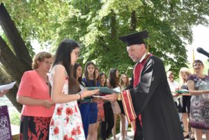ezikovadiplomi1706193 КМЕТЪТ КОРНЕЛИЯ МАРИНОВА КЪМ ДИПЛОМИРАНИТЕ В ЕЗИКОВАТА: БЪДЕТЕ ДОБРИ ПОСЛАНИЦИ НА ЛОВЕЧ ПО СВЕТА