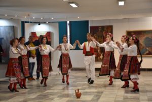 komilovech506193 В ЛОВЕЧ ГОСТУВА ДЕЛЕГАЦИЯ ОТ КОМИ С ИЗЛОЖБА, ТРЪГВА СИ С ПОДАРЪК ФОЛКЛОРНИ КОСТЮМИ ЗА ТАМОШНИТЕ БЪЛГАРИ