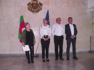 ouizlojba100619 3 Областният управител откри изложбата „Молитви на 5 езика“, организирана в рамките на комуникационната стратегия за ЕС