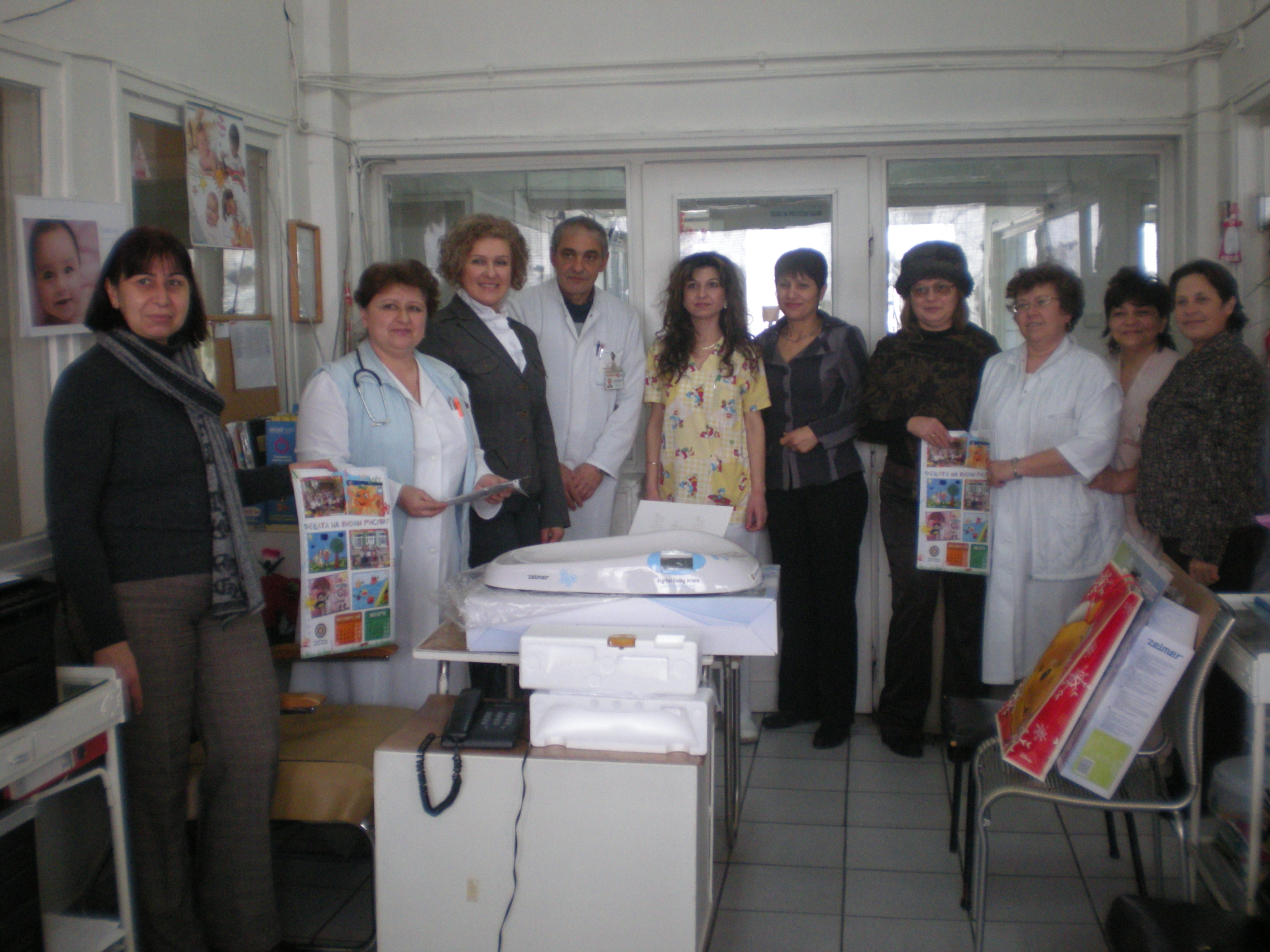 rotary1402121 Две електронни везни за проследяване теглото на новородените дари Инер Уил клуб Ловеч на Отделението по неонатология