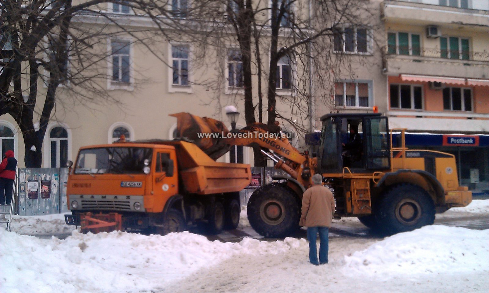 snqg1602121 Продължава извозването на снега от централната градска част