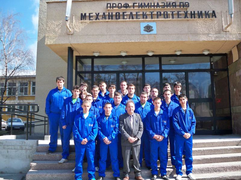 grupaGermany1403121 ПГ ПО МЕХАНОЕЛЕКТРОТЕХНИКА – ЛОВЕЧ ОТНОВО ИЗПРАЩА ГРУПА ОТ 20 УЧЕНИКА И 2 УЧИТЕЛИ НА ОБУЧЕНИЕ В ГЕРМАНИЯ ПО ТЕМАТА : ХИБРИДНИТЕ АВТОМОБИЛИ И БИОГОРИВАТА