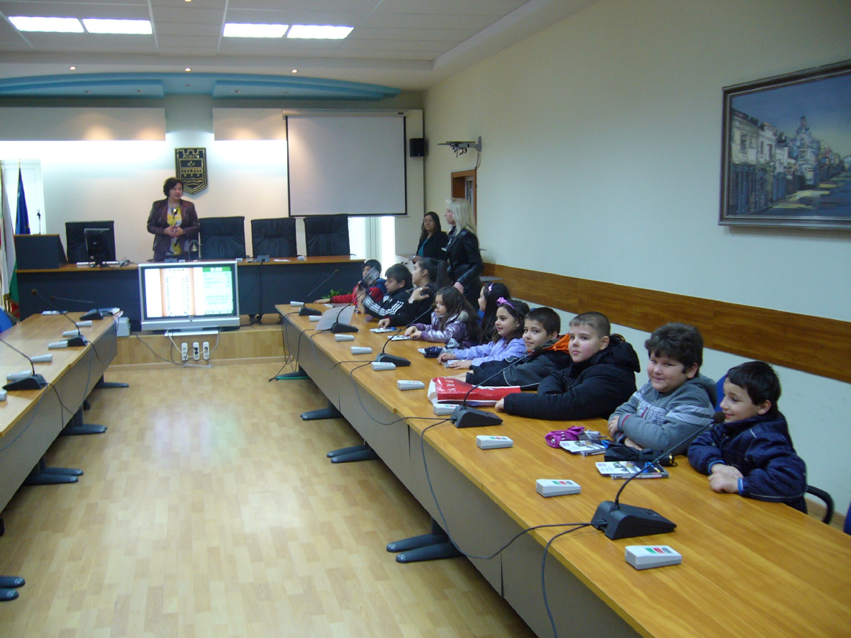 detskiobs1104121 Корнелия Маринова председателства заседание на малките съветници от клуб „История на българските институции” при ОУ „Христо Никифоров”