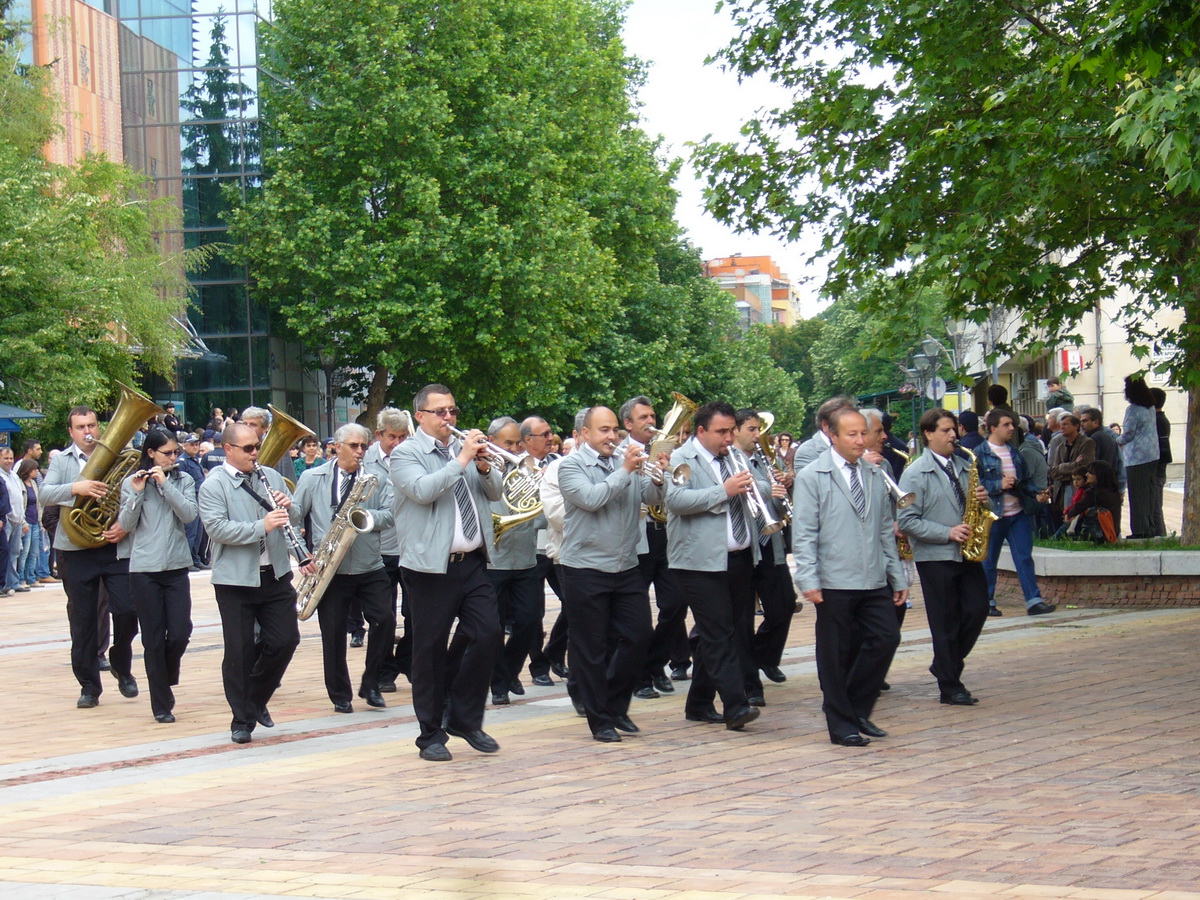 defile2405122 Училища и културни институции дефилираха в чест на 24 май в Ловеч